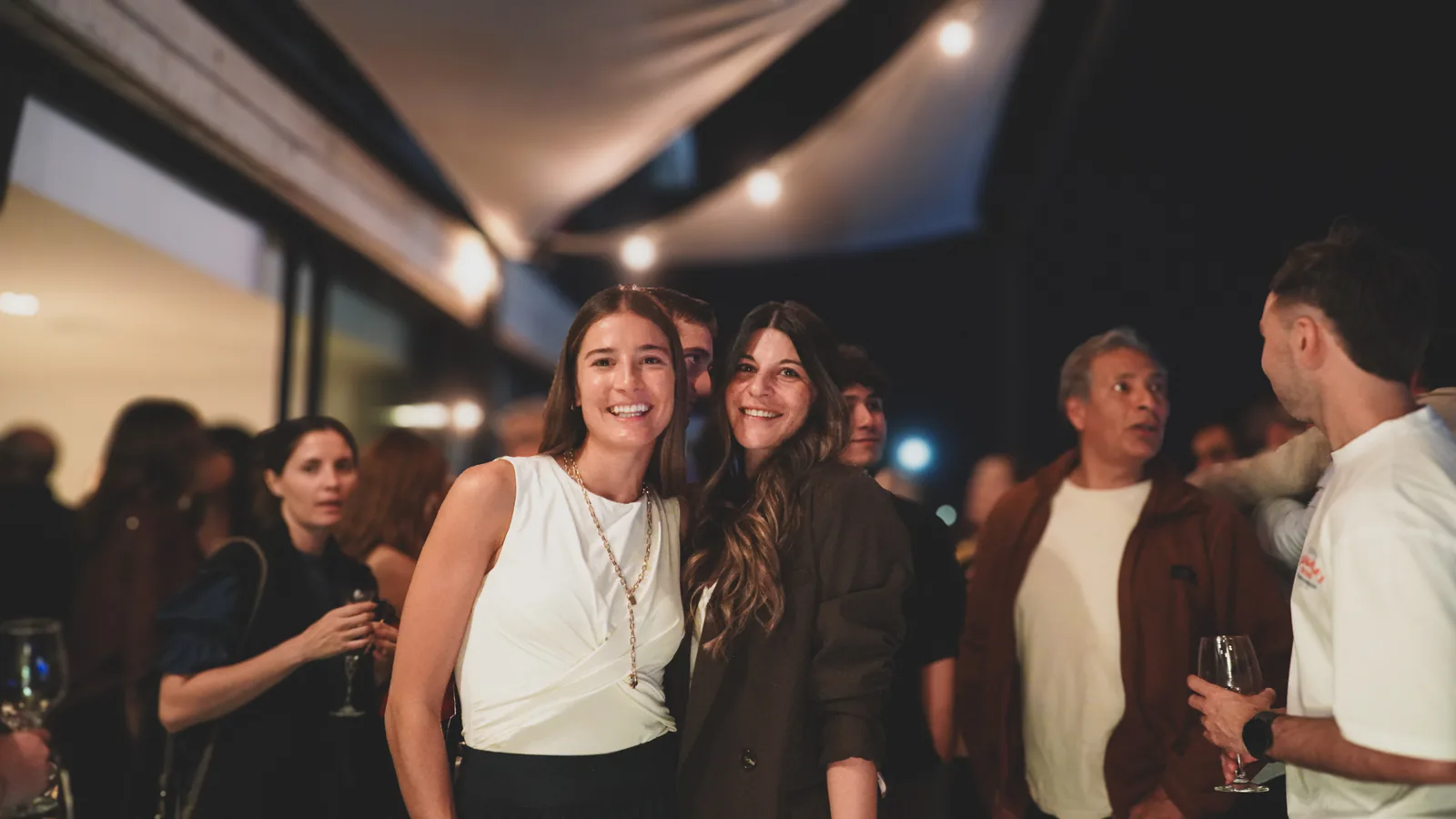 El equipo de Mavenz en un evento de noche, en la terraza