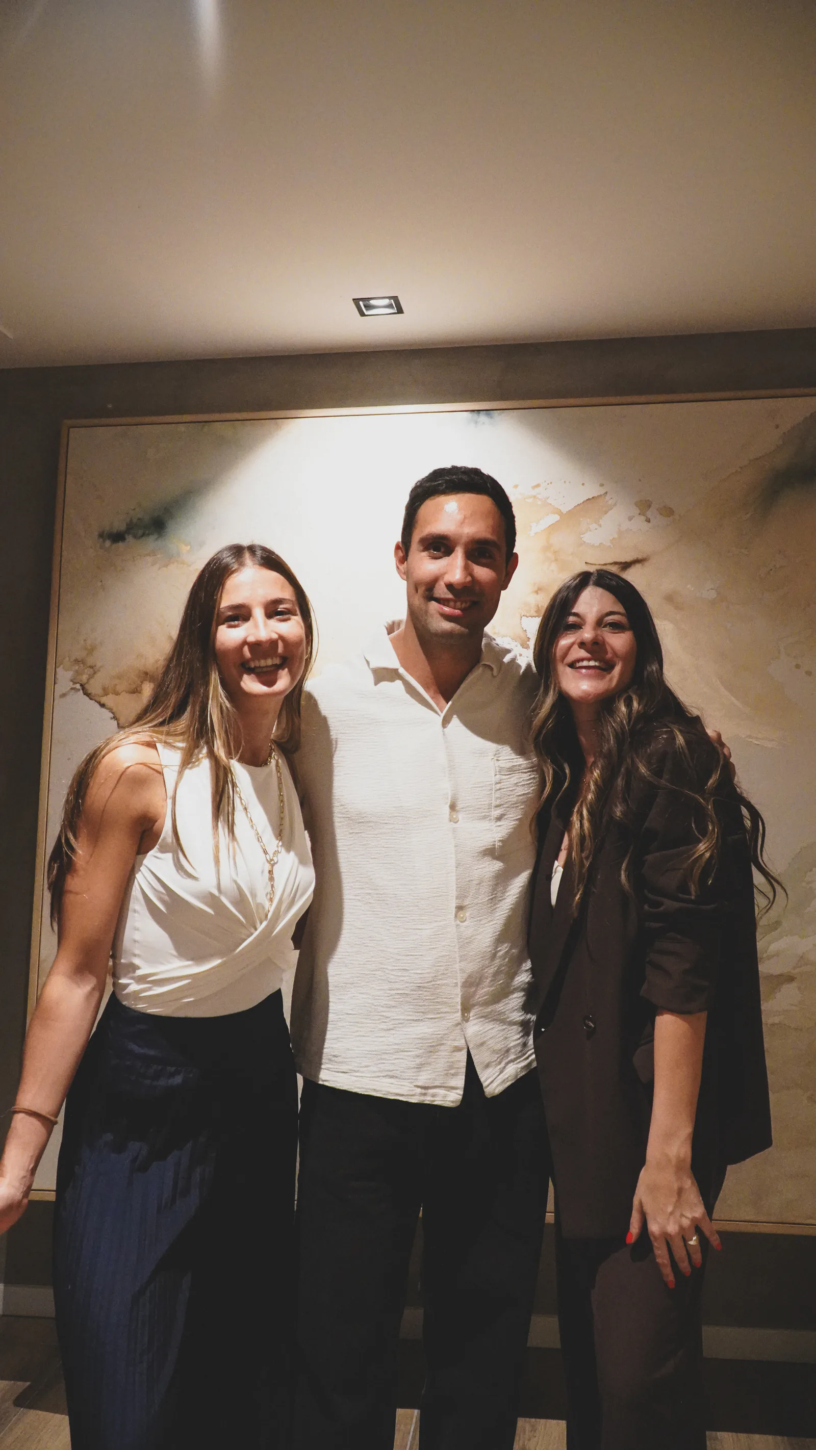 Tres integrantes de Mavenz en el evento de noche