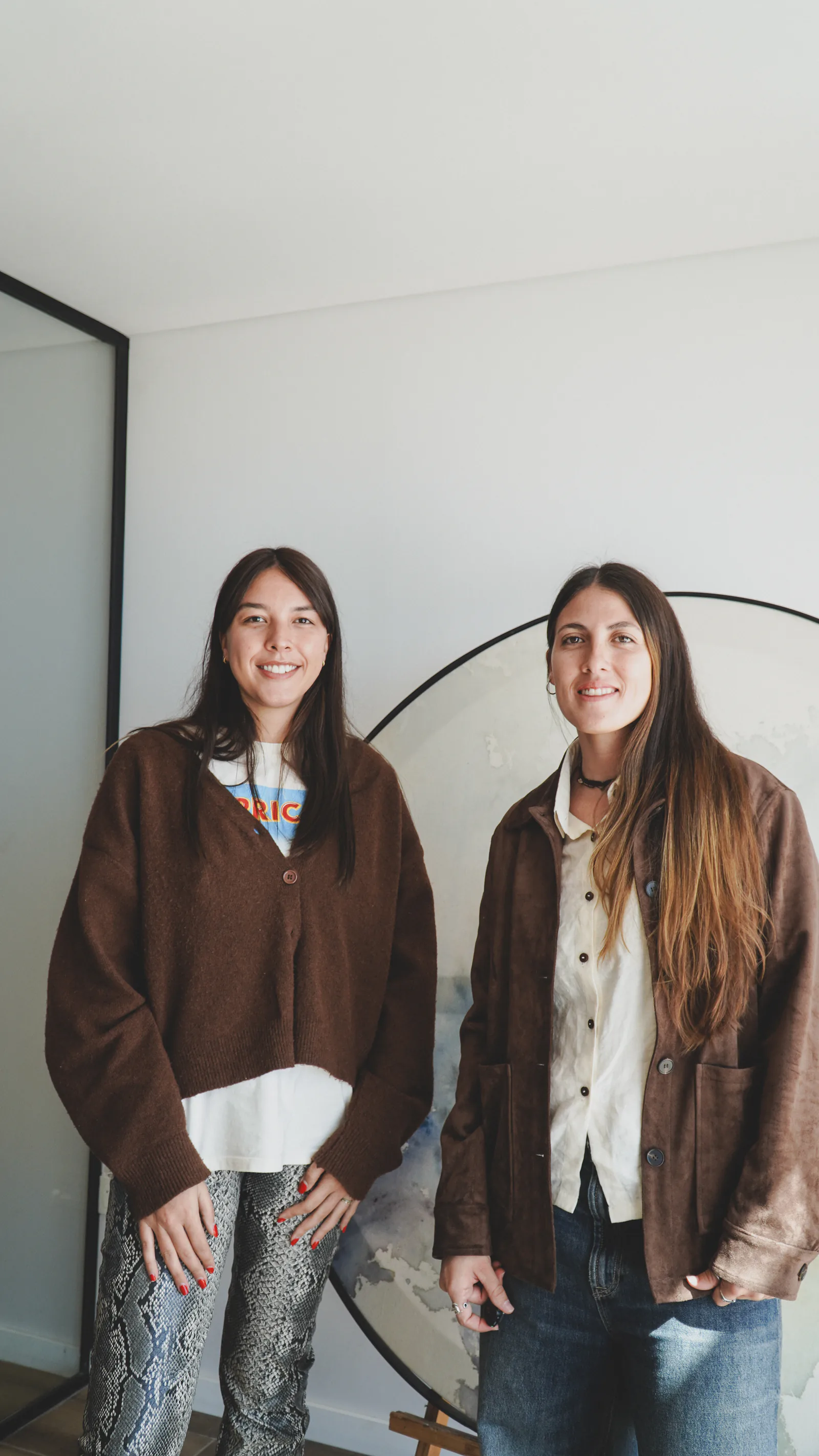 Dos integrantes de Mavenz de pie en la oficina