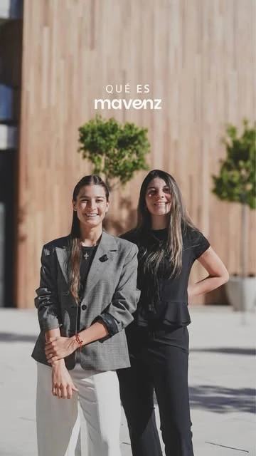 Qué es Mavenz: dos integrantes del equipo en la oficina