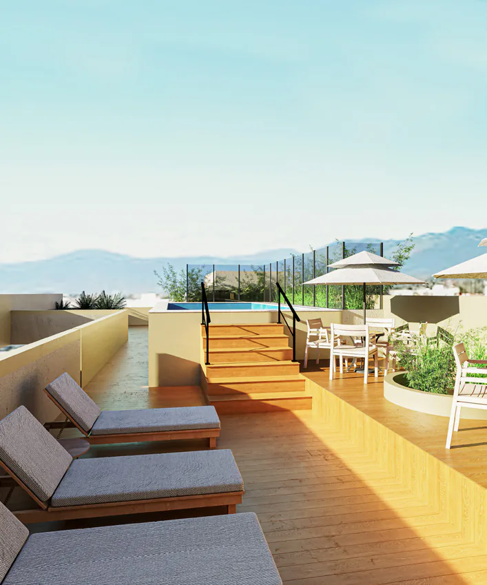 Solárium con reposeras sobre deck de madera, escalera a la piscina elevada, sombrillas y mesas, con las sierras de fondo
