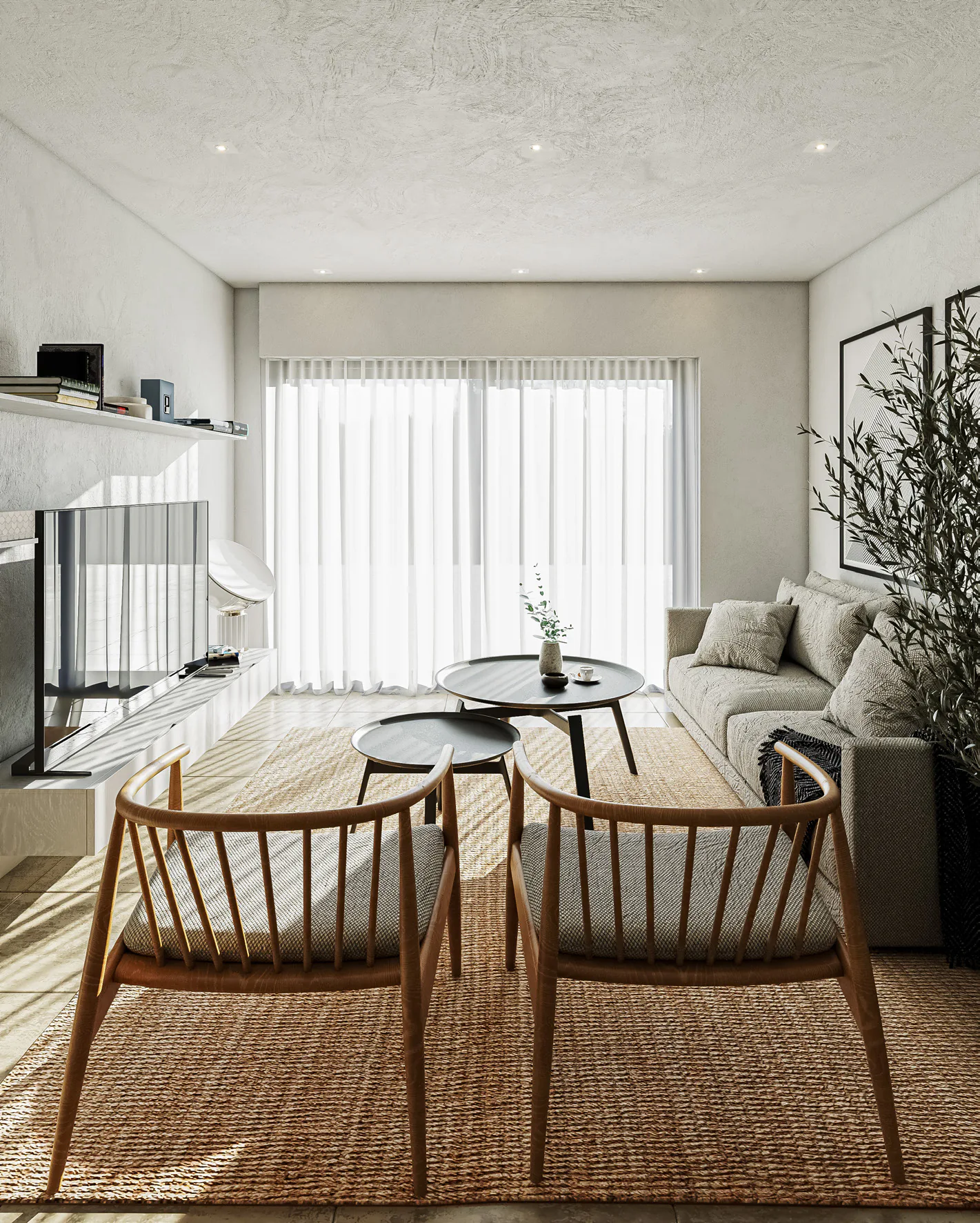 Living con dos sillones de madera sobre una alfombra de yute, mesas redondas, sofá gris y un ventanal con cortinas blancas