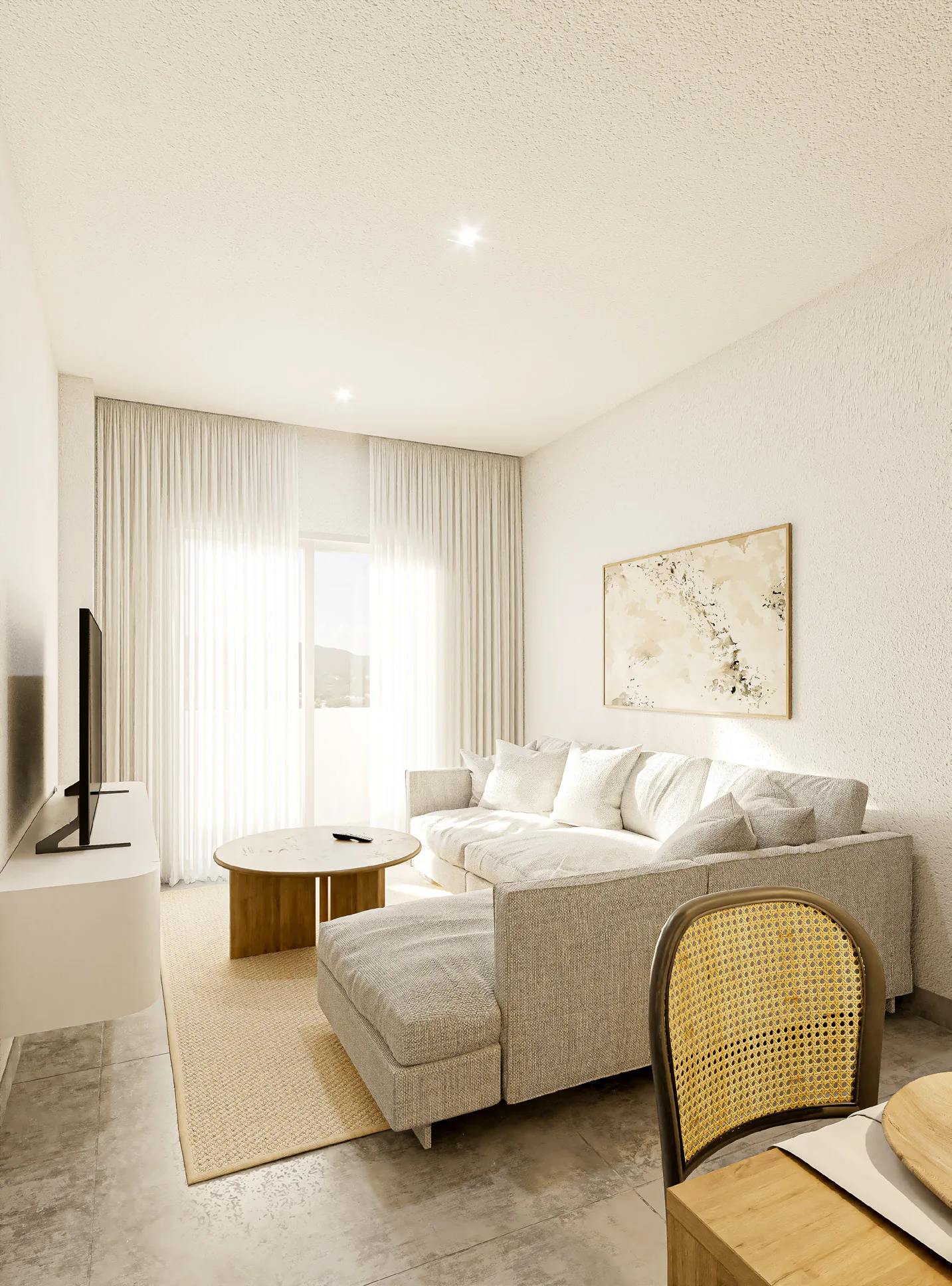 Estar con un sillón esquinero gris claro, una mesa ratona redonda de madera sobre una alfombra de fibra, un mueble de TV blanco y cortinas claras